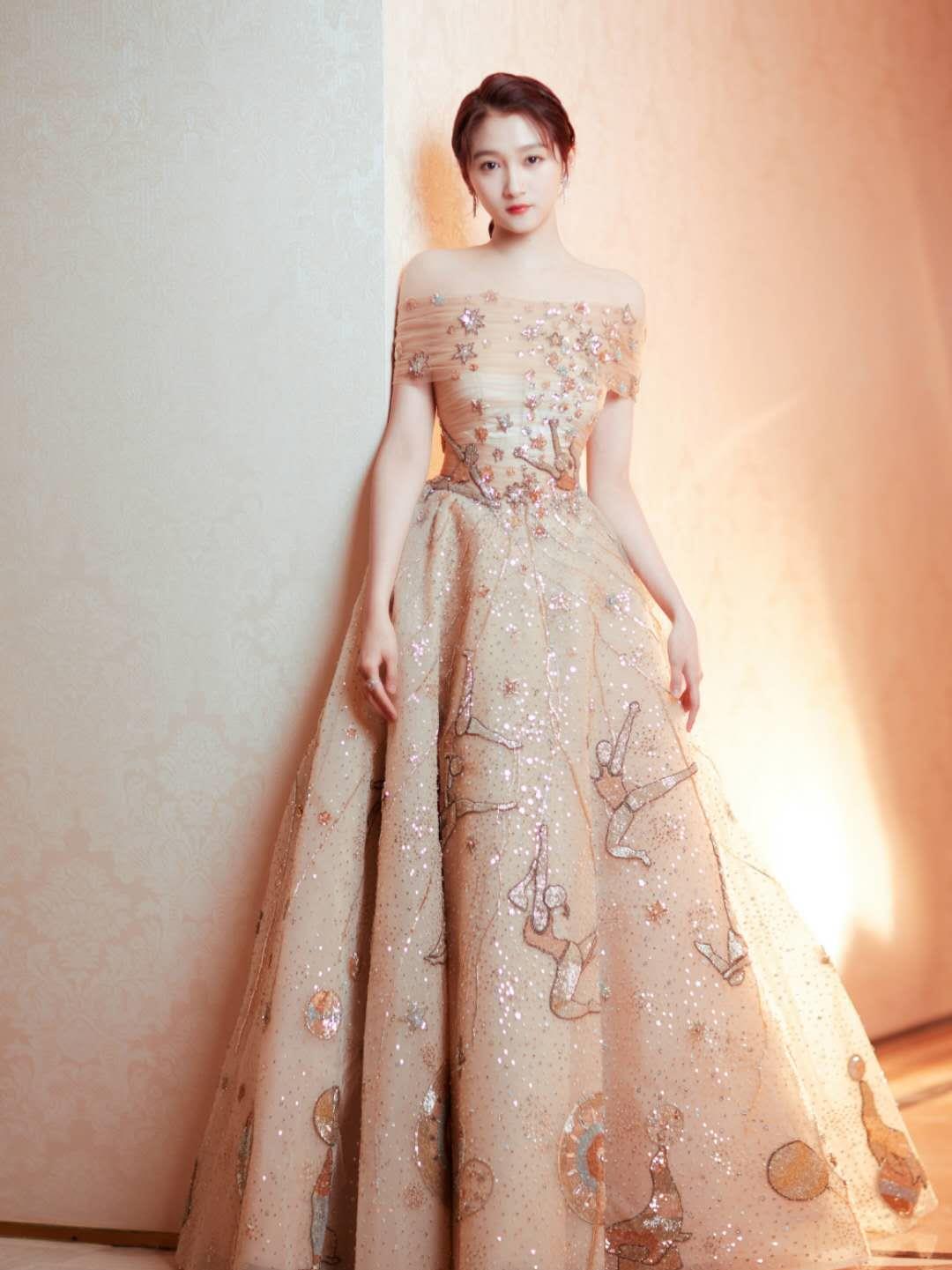 关晓彤上身抹胸还大胆镂空镶满宝石太华丽