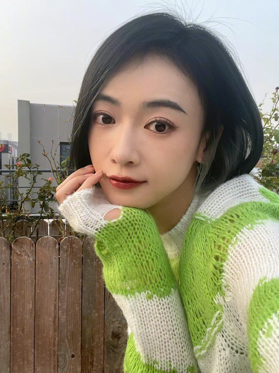 吴谨言身穿条纹毛衣俏丽短发又美又飒期待解锁更多发色