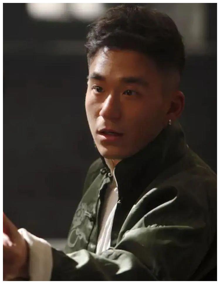 38岁张默疑复出拍戏,胡子拉碴一脸沧桑,比父亲张国立都显老?__财经头条