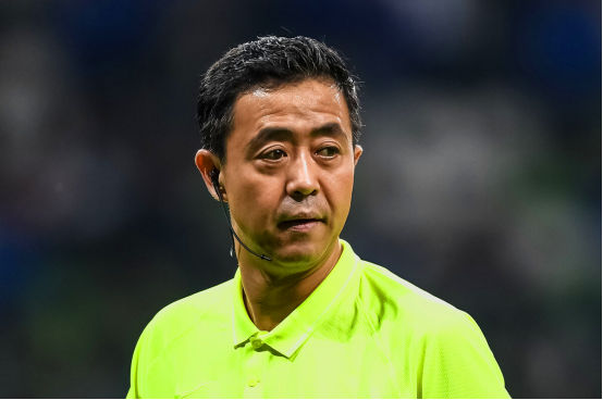 上港吕文君逃过红牌?土哨郭宝龙遭质疑,相似动作卓尔球员被罚下