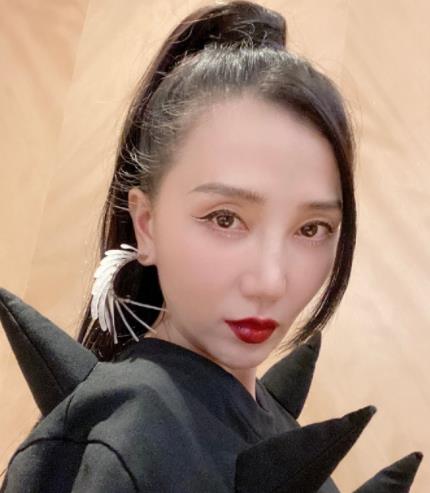 阿朵无限行走登上热搜该行为艺术名叫全都给姐闪开