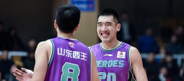 本场比赛朱荣振倒是越打越有感觉,不过,内线大将陶汉林和贾诚却因为