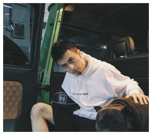 "沪上皇"秦奋是什么来头?三千万跑车撞成废铁,晒99亿余额