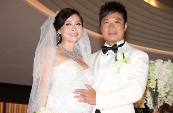 2/ 6林晓峰在影片中饰演包达二,他的妻子是演员康子妮,两人从相恋至今