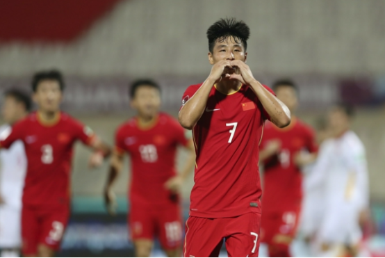 足坛人生赢家武磊,梅开二度助国足绝杀越南,还娶了个美女妻子