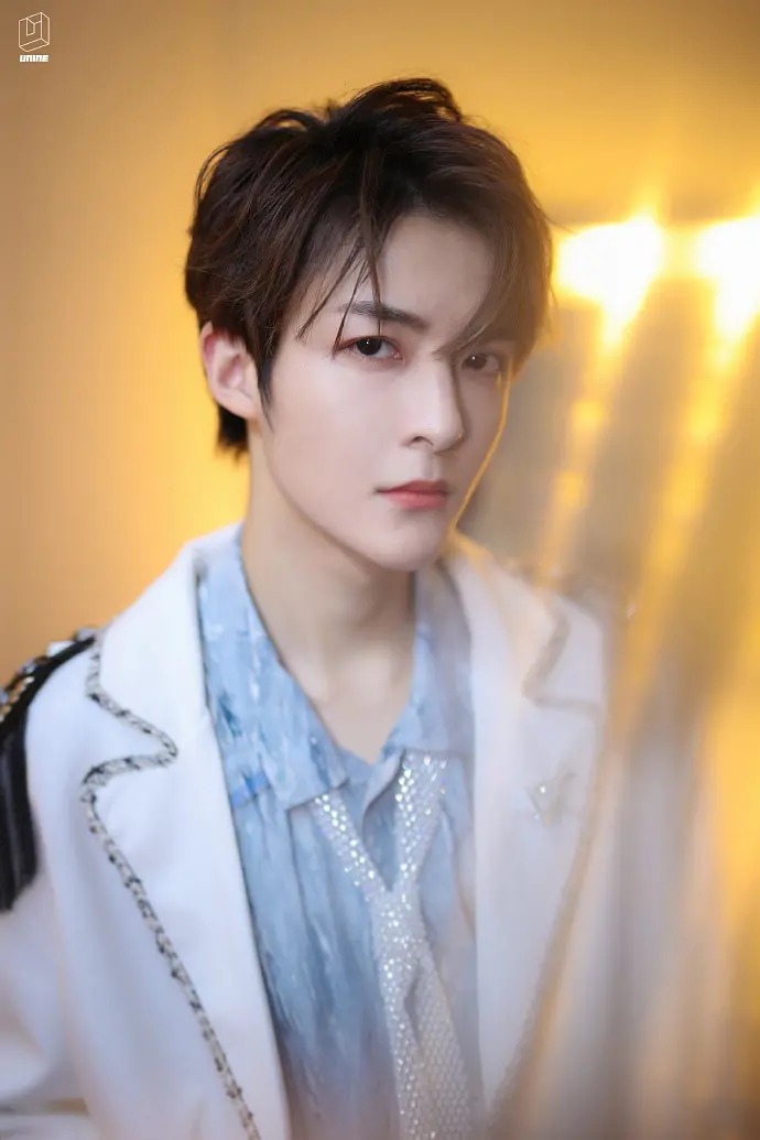 帅气不失儒雅的流量小生管栎光影交错时尚写真_高清图集_新浪网