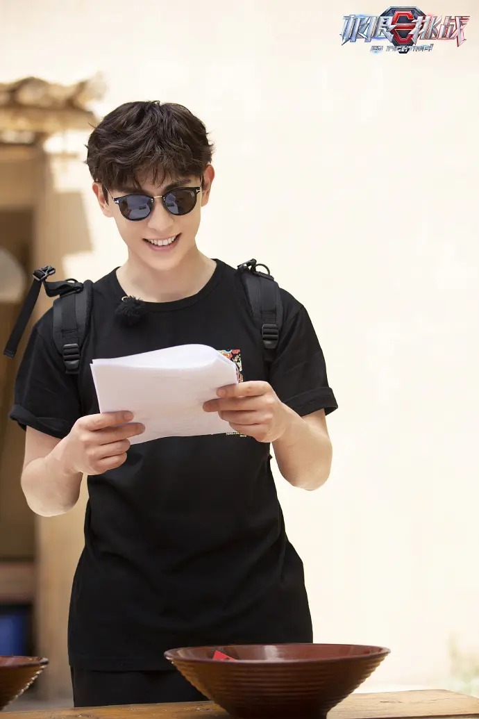 90后帅哥邓伦录制综艺简单造型照_高清图集_新浪网