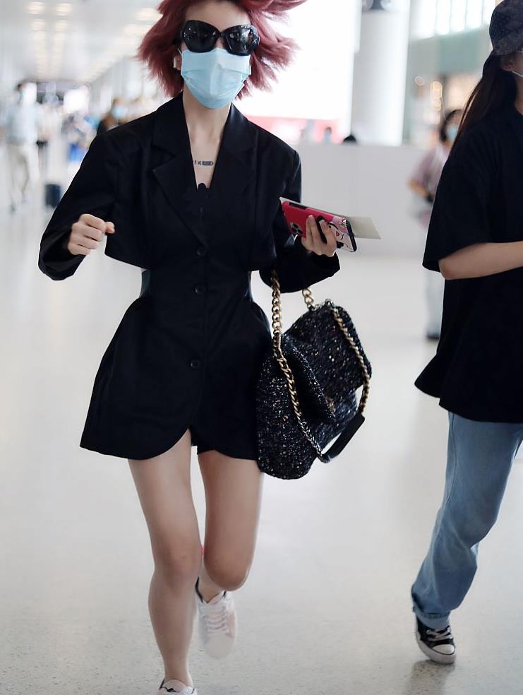 乃万机场造型真大胆,西装束腰挖洞秀马蜂腰,奶白莲藕腿好清爽