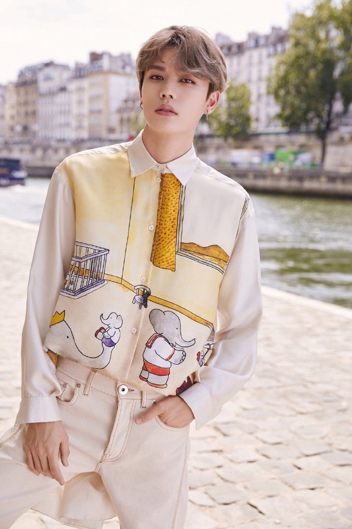 林彦俊花色衬衫休闲长裤化身阳光美少年街拍写真