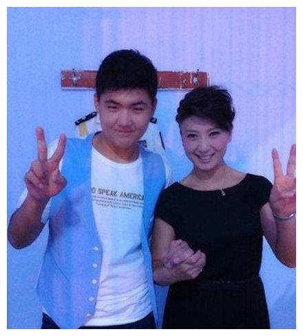 都将儿子捧成明星,她却拒绝给儿子铺路,无奈儿子靠演傻子走红休闲区蓝鸢梦想 - Www.slyday.coM 都将儿子捧成明星,她却拒绝给儿子铺路,无奈儿子靠演傻子走红休闲区蓝鸢梦想 - Www.slyday.coM