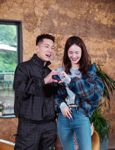 金晨与卡斯柏在综艺中成功互选眼神中爱意满满