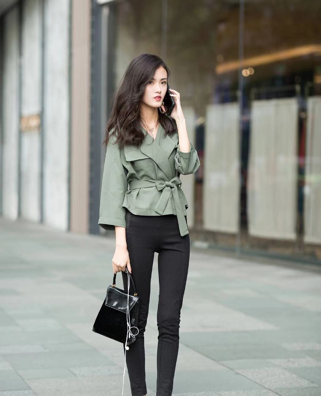 街拍:小姐姐绿色收腰上衣搭配黑色紧身裤,气质时尚优雅