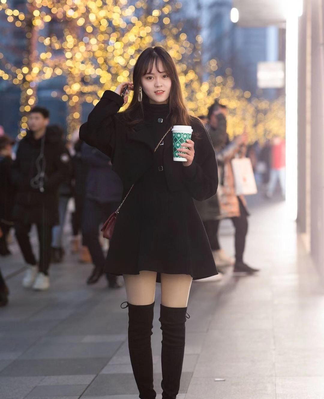 街拍:小姐姐黑色上衣搭配同色短裙,过膝长靴凸显纤细长腿_高清图集