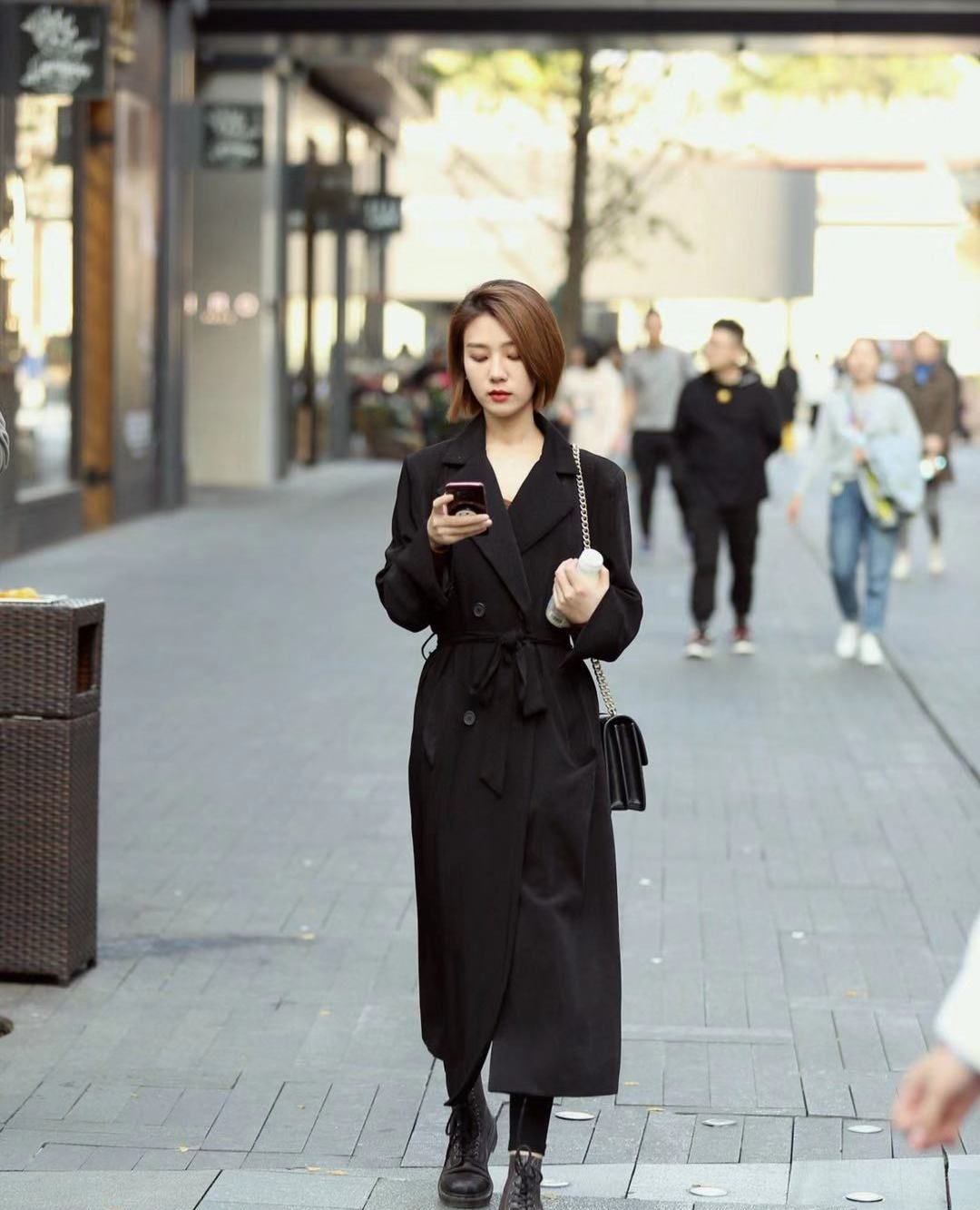 街拍,小姐姐一身黑色收腰风衣外套搭配短靴,短发时尚大方