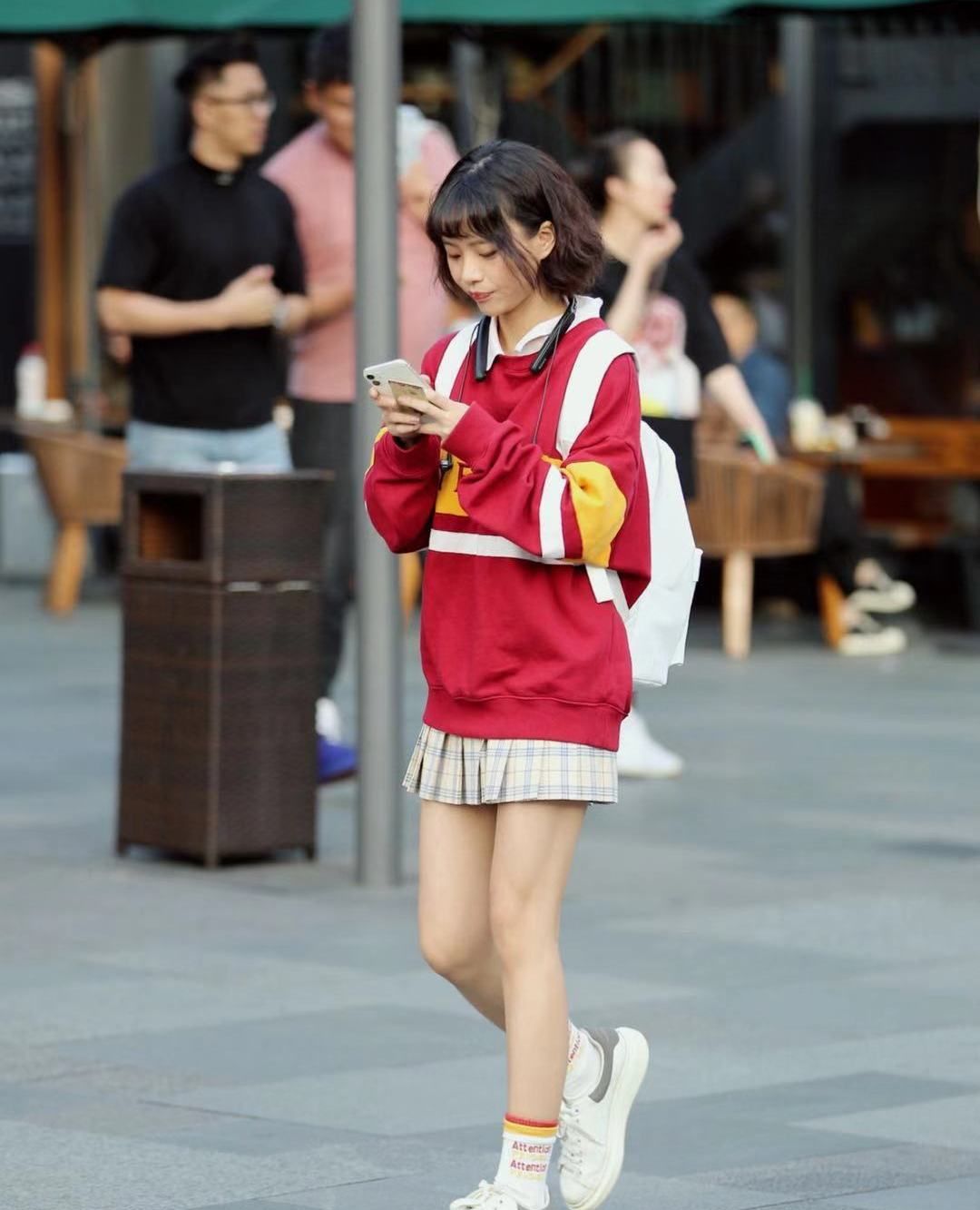 街拍,小姐姐红色卫衣搭配白色百褶裙,短发甜美少女风十足