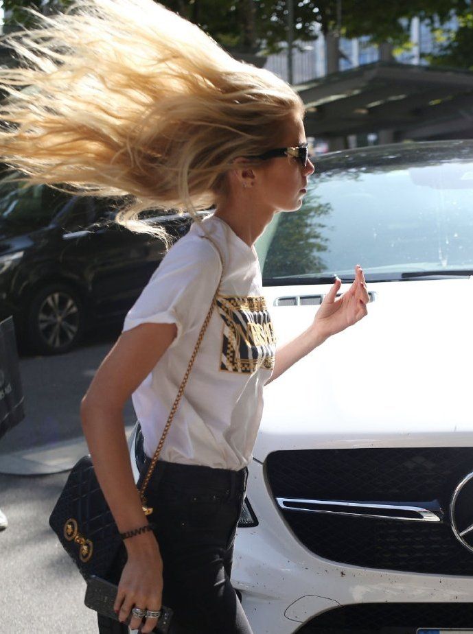 呆拉休闲时尚装现身街头,一双"筷子腿"成为亮点,比腿精还腿精