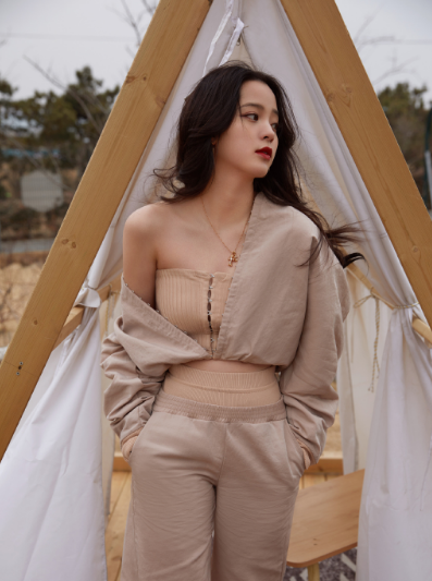 欧阳娜娜最新写真大秀精致锁骨性感美肩
