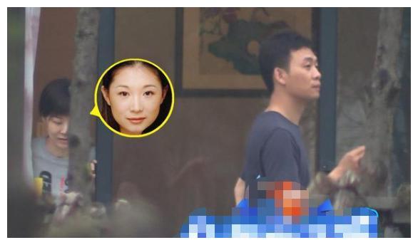 张译与大6岁妻子罕同框,钱琳琳身材纤瘦皮肤白皙,短发清爽气质