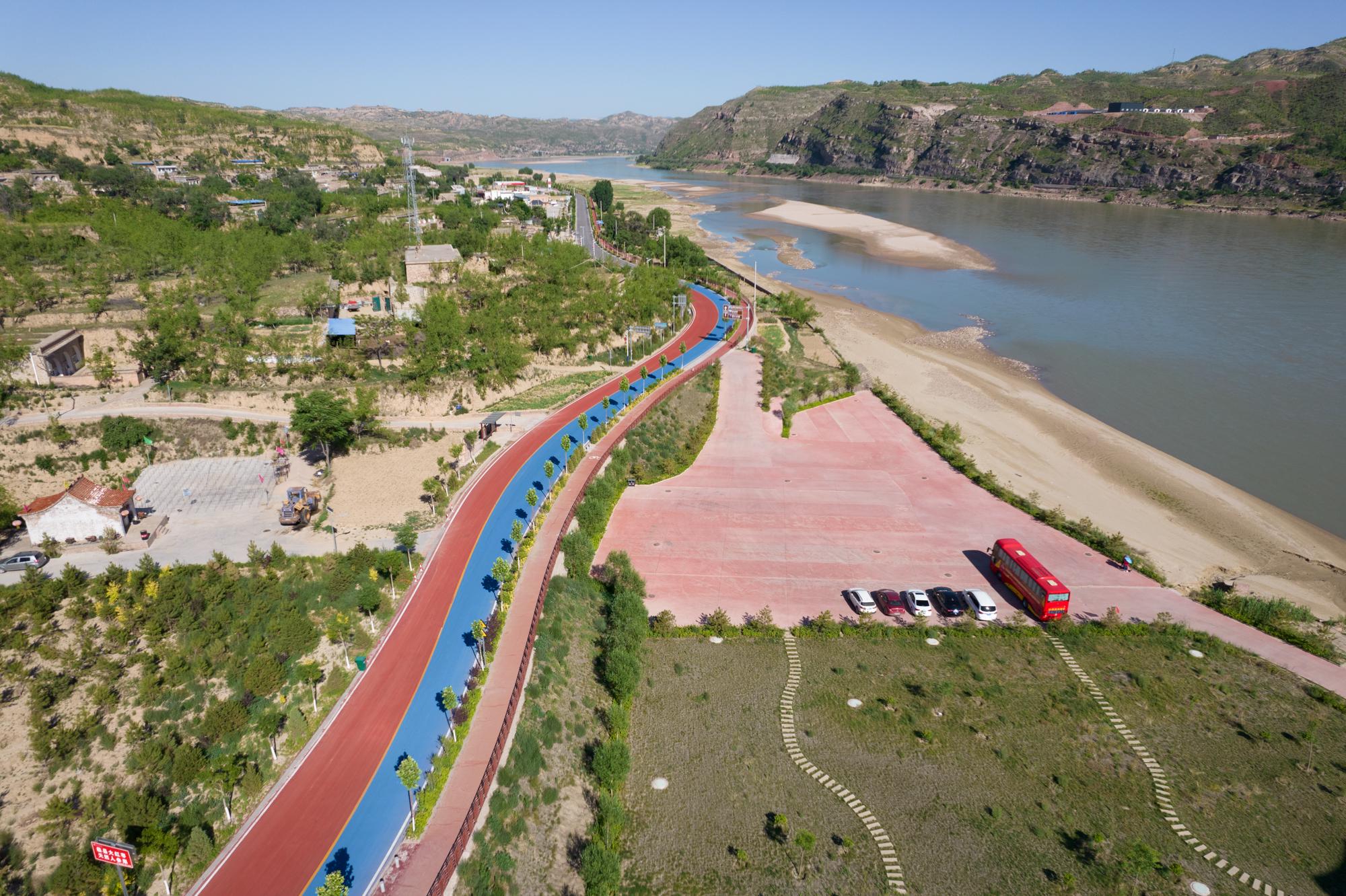 航拍山西沿黄河旅游公路红蓝相间,风景美如画