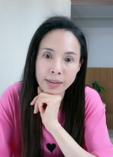 55岁李若彤晒素颜照,皮肤白皙一脸冻龄 ,最美小龙女风采依旧