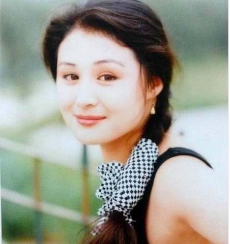 "谢大脚"曾因太美被嫌弃,本以为开玩笑,看到年轻时照片我信了