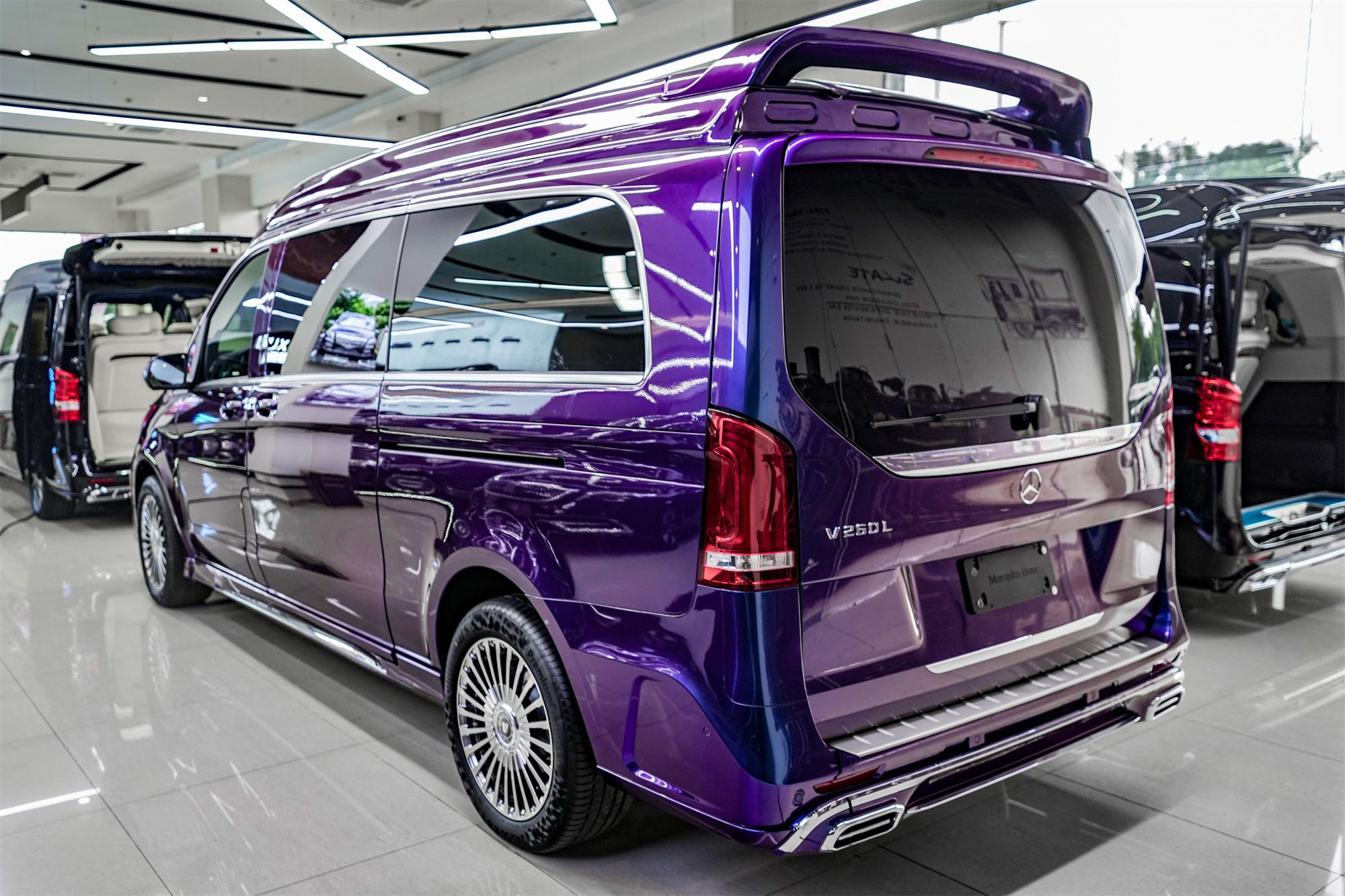 搭配青,蓝,紫三色渐变超跑级的车漆,开在路上,就是整条街的焦点.