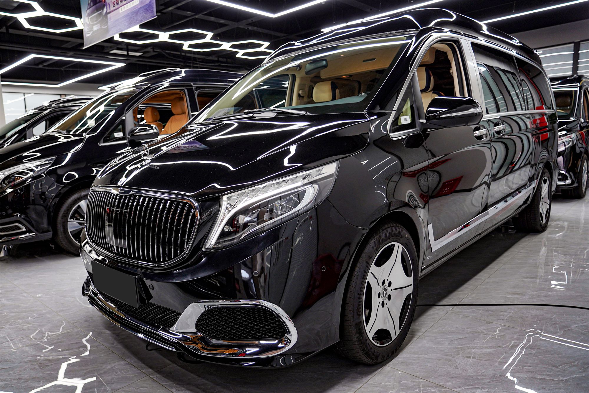 实拍奔驰v260l巴赫款奔驰改装豪华起来就没埃尔法什么事