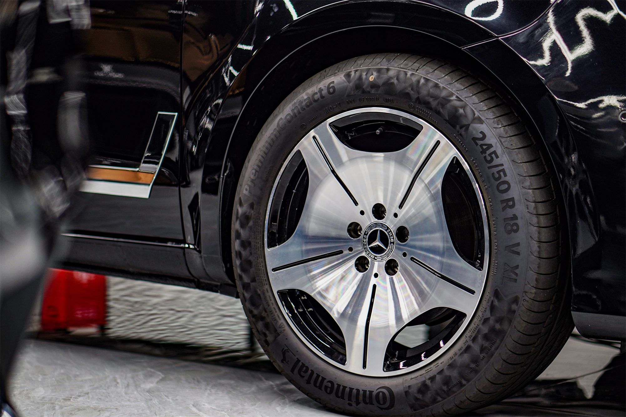 还有"大饼"轮毂,车身镀铬件装饰,无一不彰显奔驰v260l的档次.