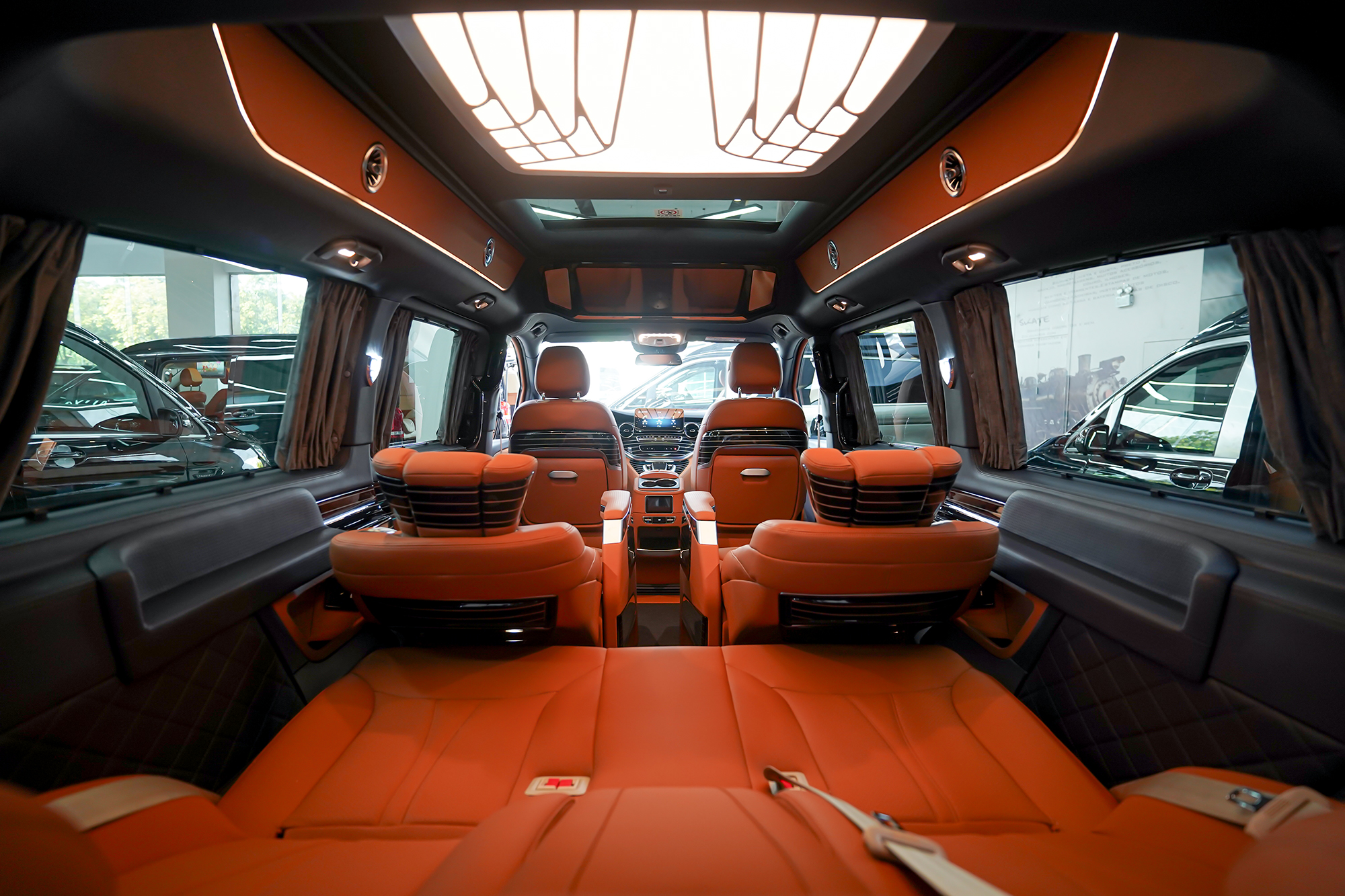 高颜值内饰豪华奔驰v260l全新定制款还有房车才有的配置