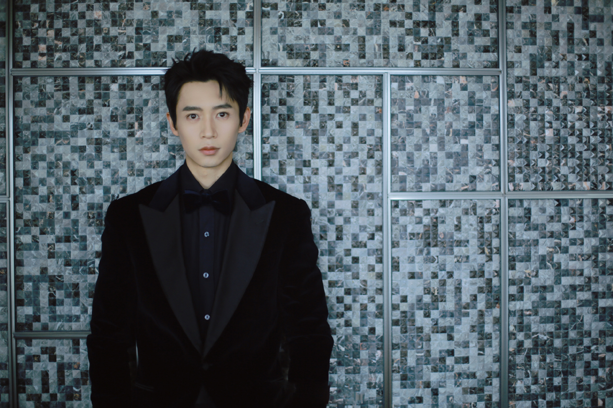 魏晨纯黑灯芯绒西服套装,笔挺有型,线条自然_高清图集_新浪网