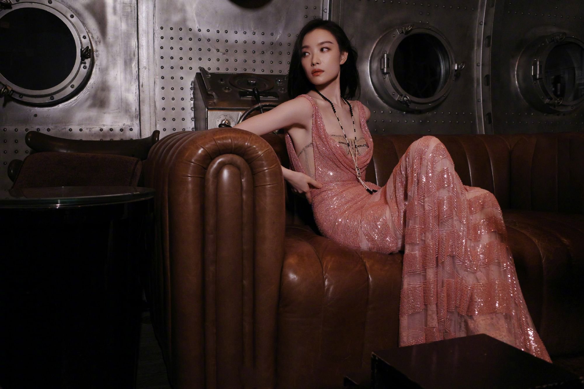 倪妮身穿gucci 定制粉色礼服裙,佩戴积家翻转系列项链表__财经头条