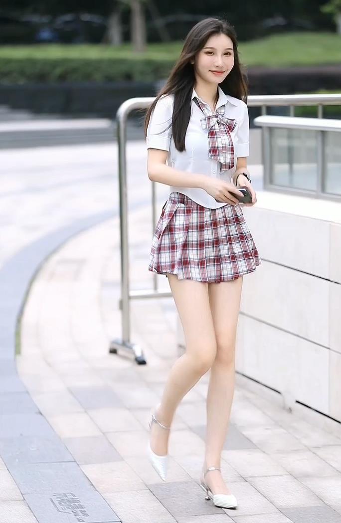 清纯的小姐姐,校园女神标配格裙配白衬衫,甜美似初恋