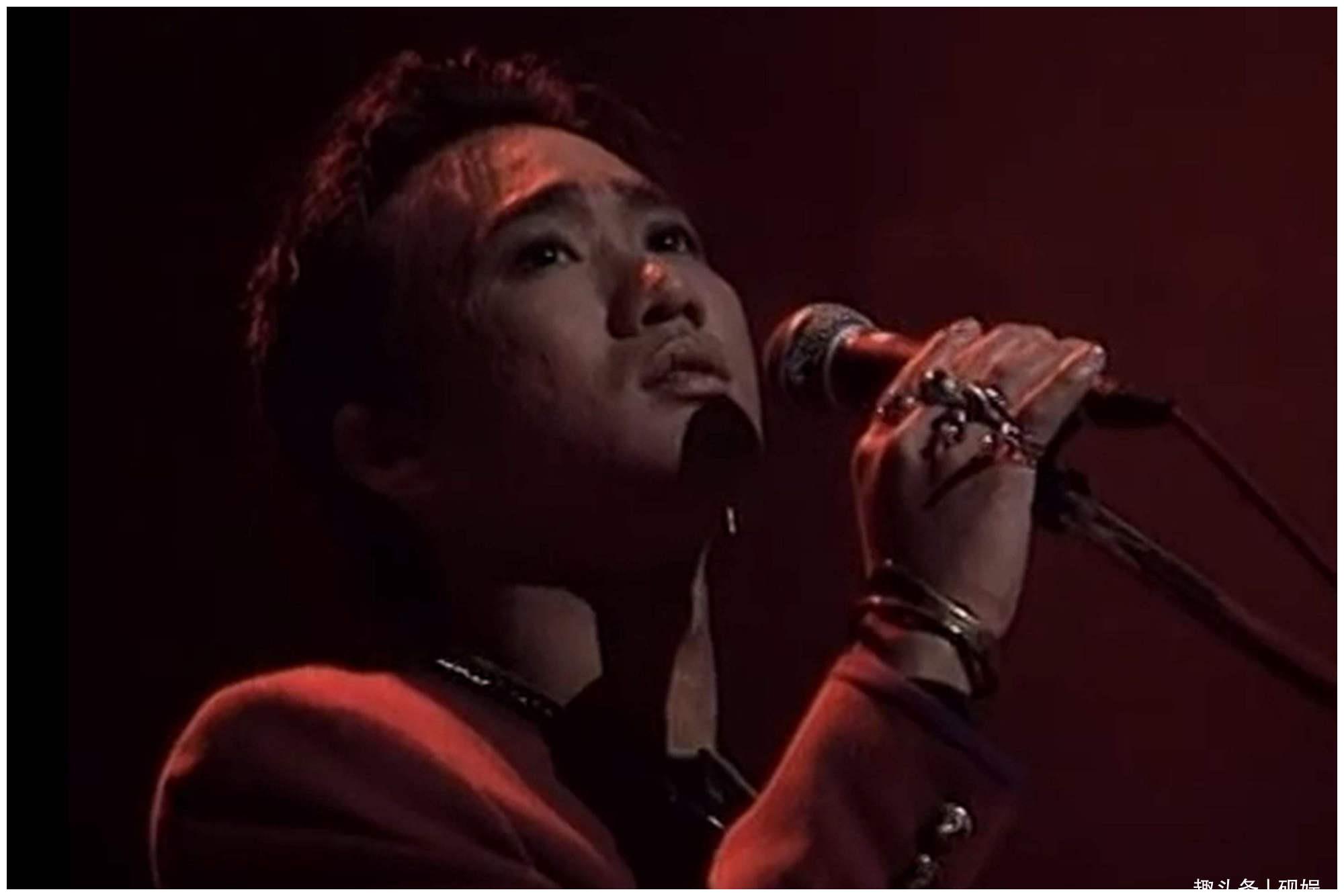 乐队在主唱就是当时的顶级歌手黄家驹,黄家驹的实力不仅仅是在于唱歌