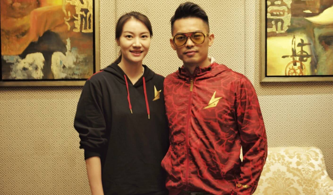 42岁林丹娇妻身价上亿！深圳街头走秀单手插兜，气场比丈夫更强大|谢杏芳|林丹|走秀_新浪新闻