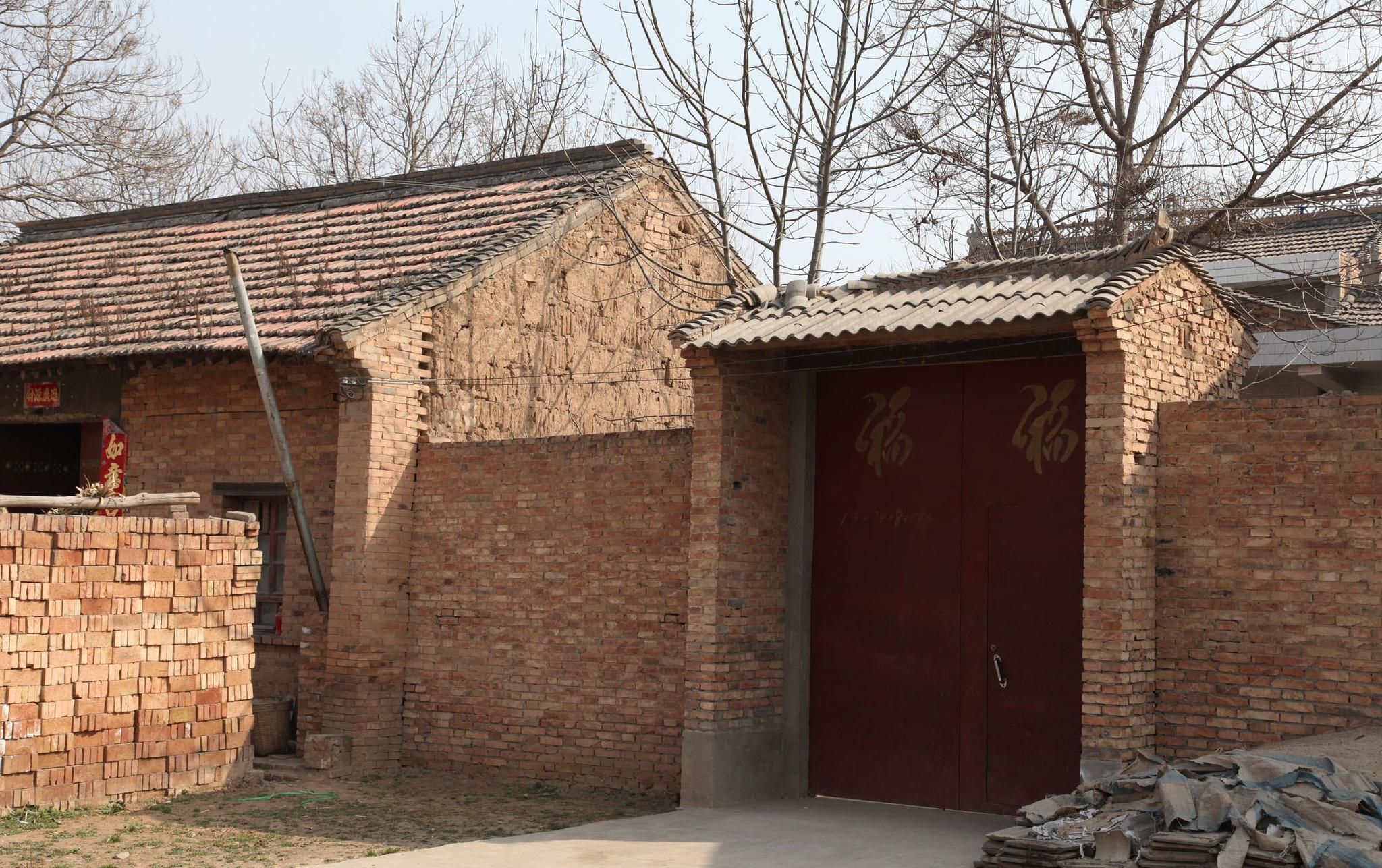 不过,现在的南方农村里面修建的房子,基本都带了有围墙了.