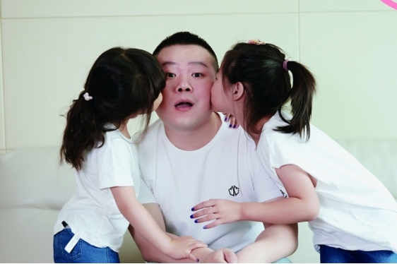 岳云鹏晒女儿近照，7岁已会做菜！网友：和爸爸长得一模一样休闲区蓝鸢梦想 - Www.slyday.coM