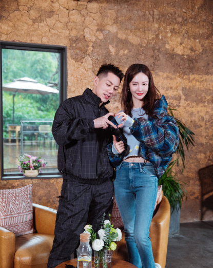 金晨与卡斯柏在综艺中成功互选眼神中爱意满满