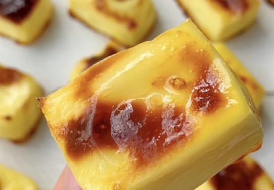 不用去甜品店,就能吃到的烤牛奶块,在家中也能够轻松的制作__财经头条