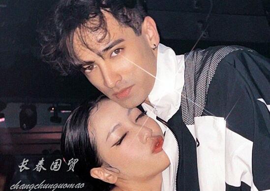 韦唯27岁大儿近照曝光,与女友同框举止亲密大撒狗粮|韦唯|韦紫明|举止