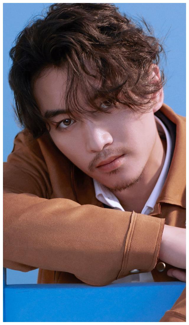 陈晓的胡子造型彰显成熟男人的魅力