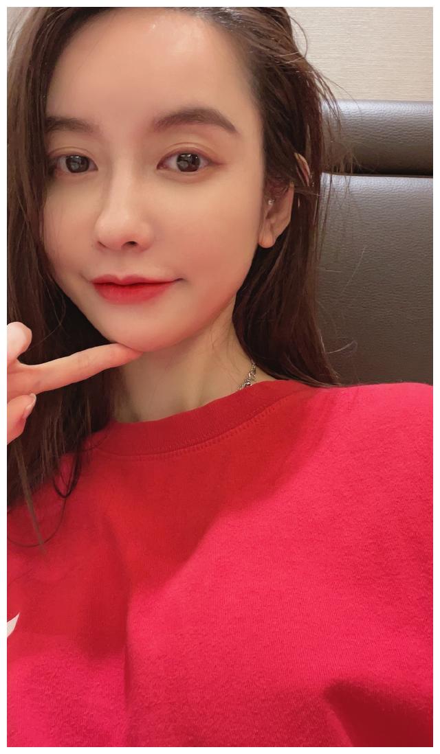 网红张大奕晒美食照不锈钢盘子倒影疑似为蒋凡网友议论纷纷