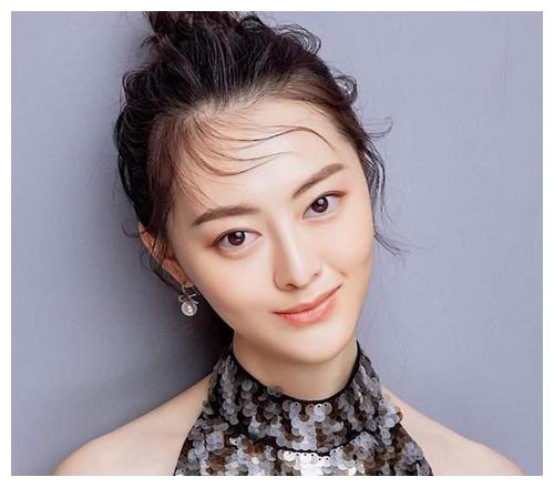 2003年的情况下作为一个才十八岁的豆蔻年华女生,陈格剑走偏锋和年轻