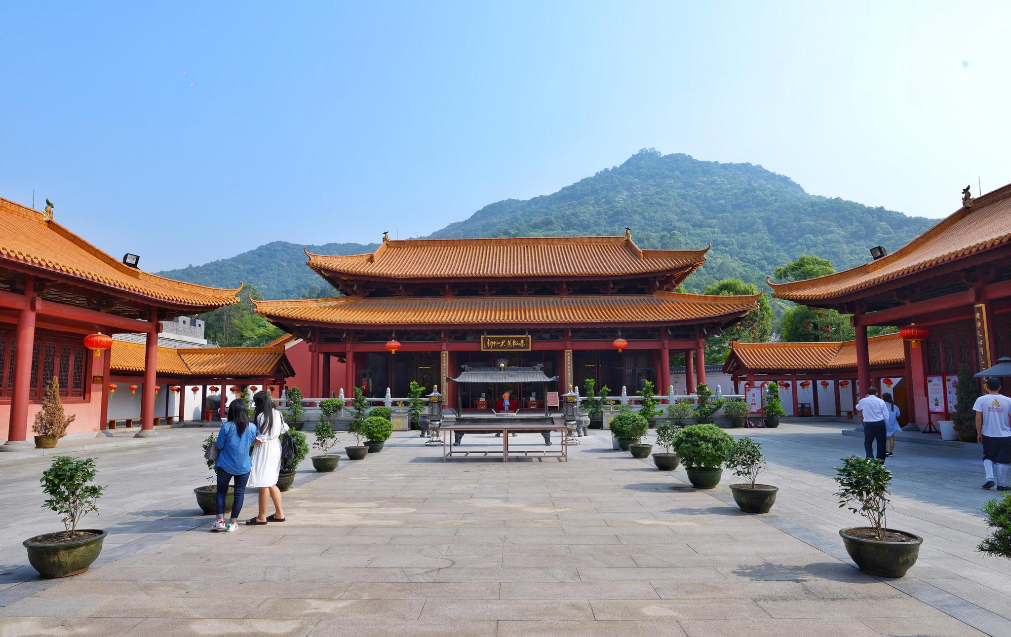 广东有座寺庙,私藏一尊世界上最重的黄金神像,不少明星也来朝拜