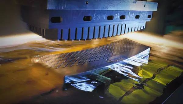 不可思议的电火花加工,通电后无坚不摧,你知道原理吗?2 不可思议的电火花加工,通电后无坚不摧,你知道原理吗?