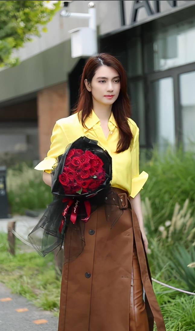 洪欣近照状态好,半丸子头露香肩,与儿子同框像情侣__财经头条