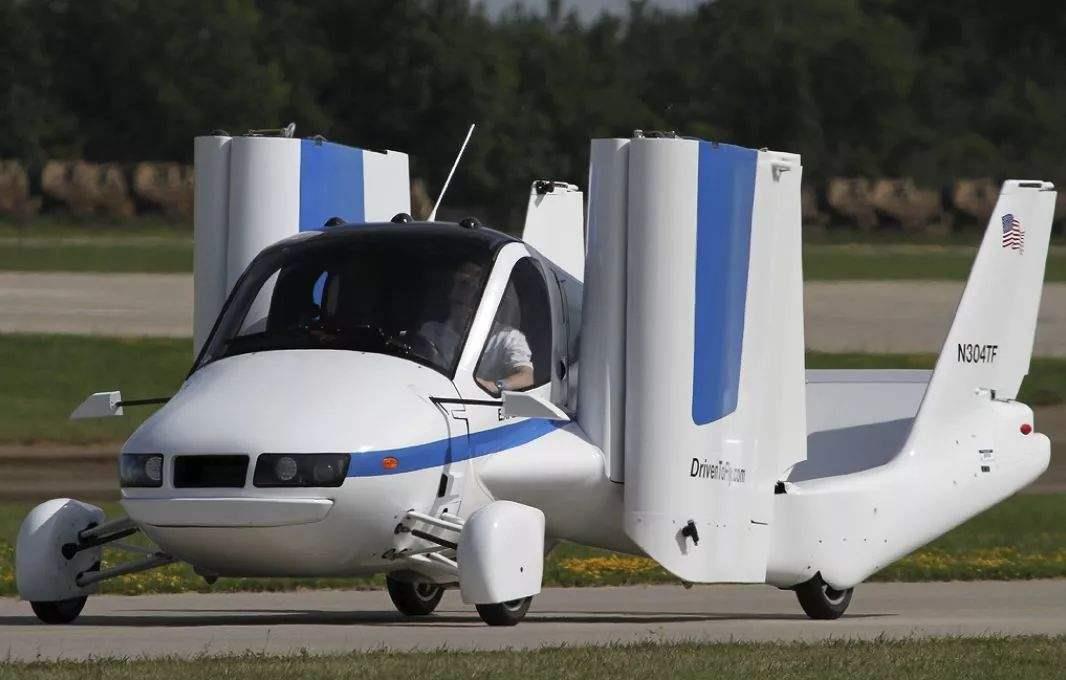 一个是陆地汽车驾驶证,另外就是一个飞行飞机驾驶证,这辆飞行汽车预计