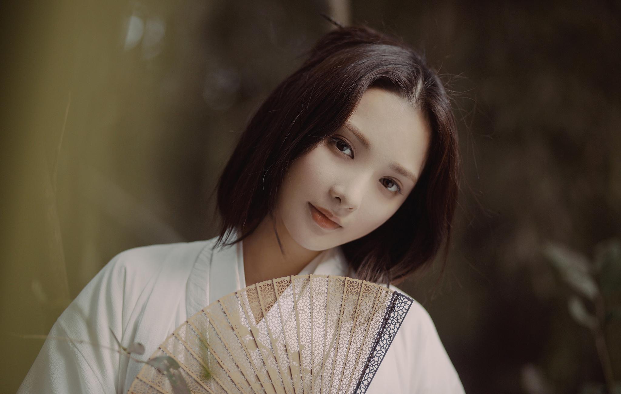 彭小苒白衣古风写真释出化身林间女侠清冷飒气