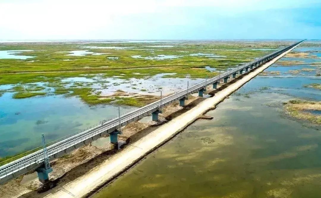台特玛湖特大桥喜获天山奖是目前新疆境内最长铁路桥