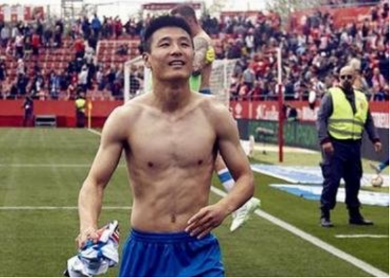 足坛人生赢家武磊,梅开二度助国足绝杀越南,还娶了个美女妻子