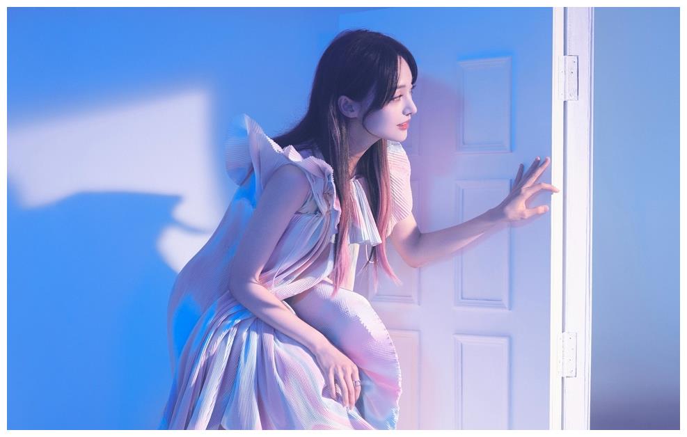 郑爽穿红色皮衣登封面甜飒少女本尊网友表现力绝了